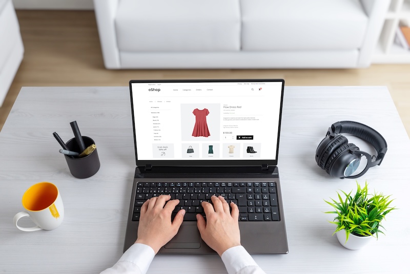 Laptop shoppa kläder på nätet